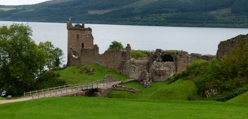 Urquhart Castle in Schottland @schottrundreise